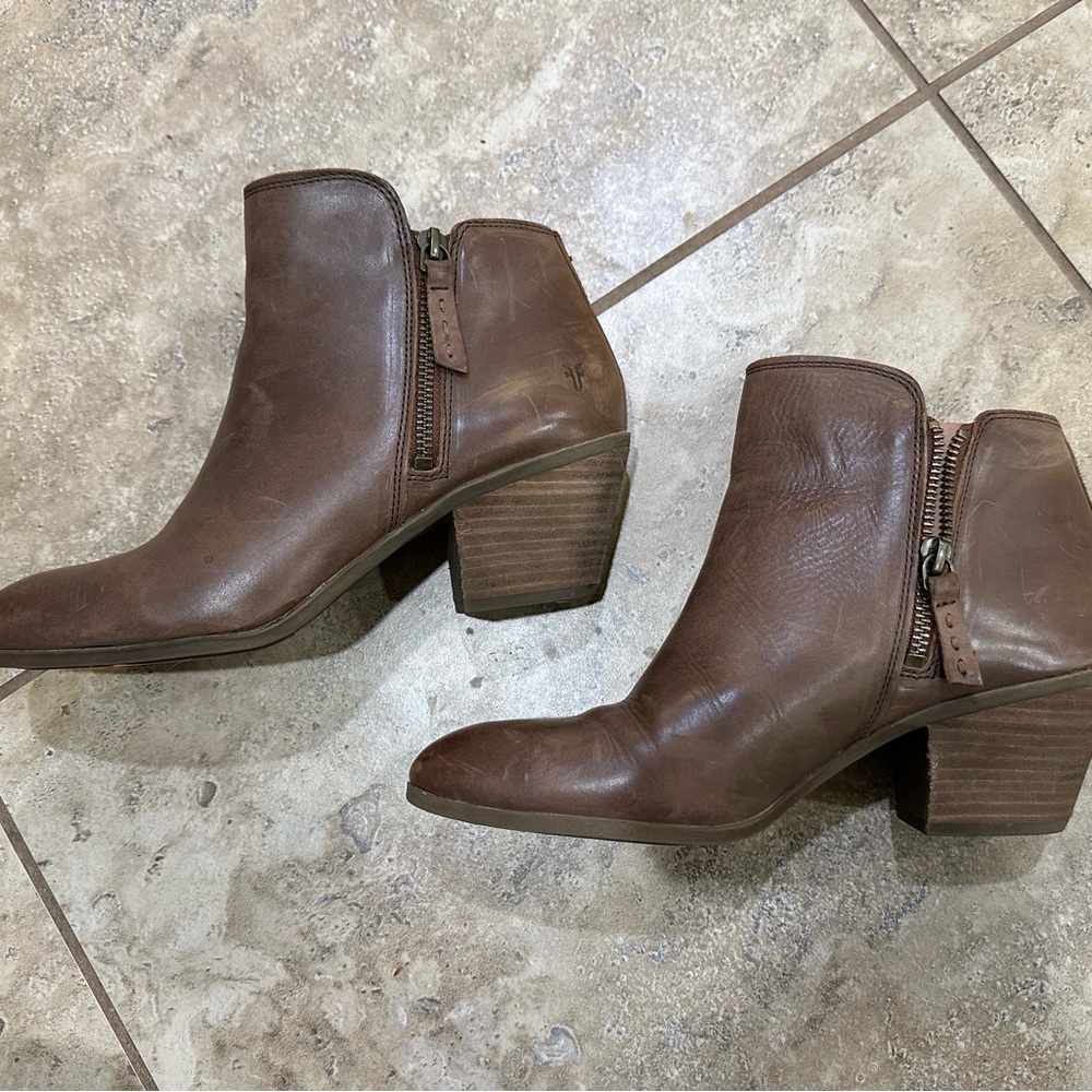 Frye Judith Zip Wheat Leather Ankle Booties 8.5M